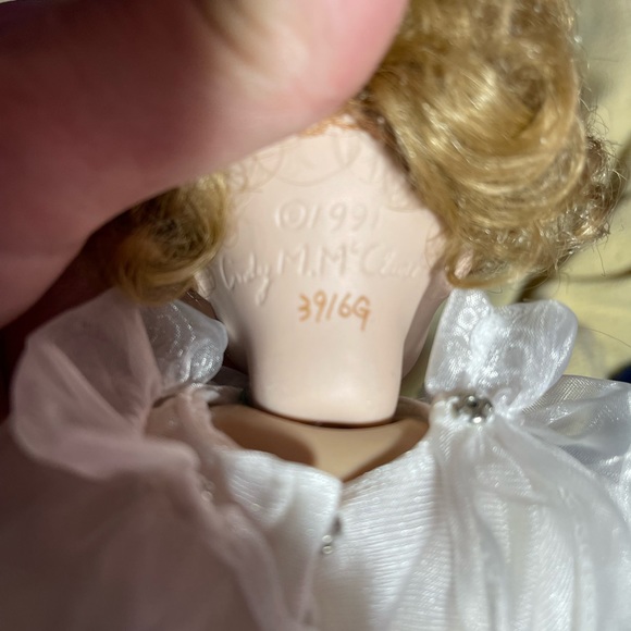 Cindy McClure signed porcelain doll - Picture 3 of 6